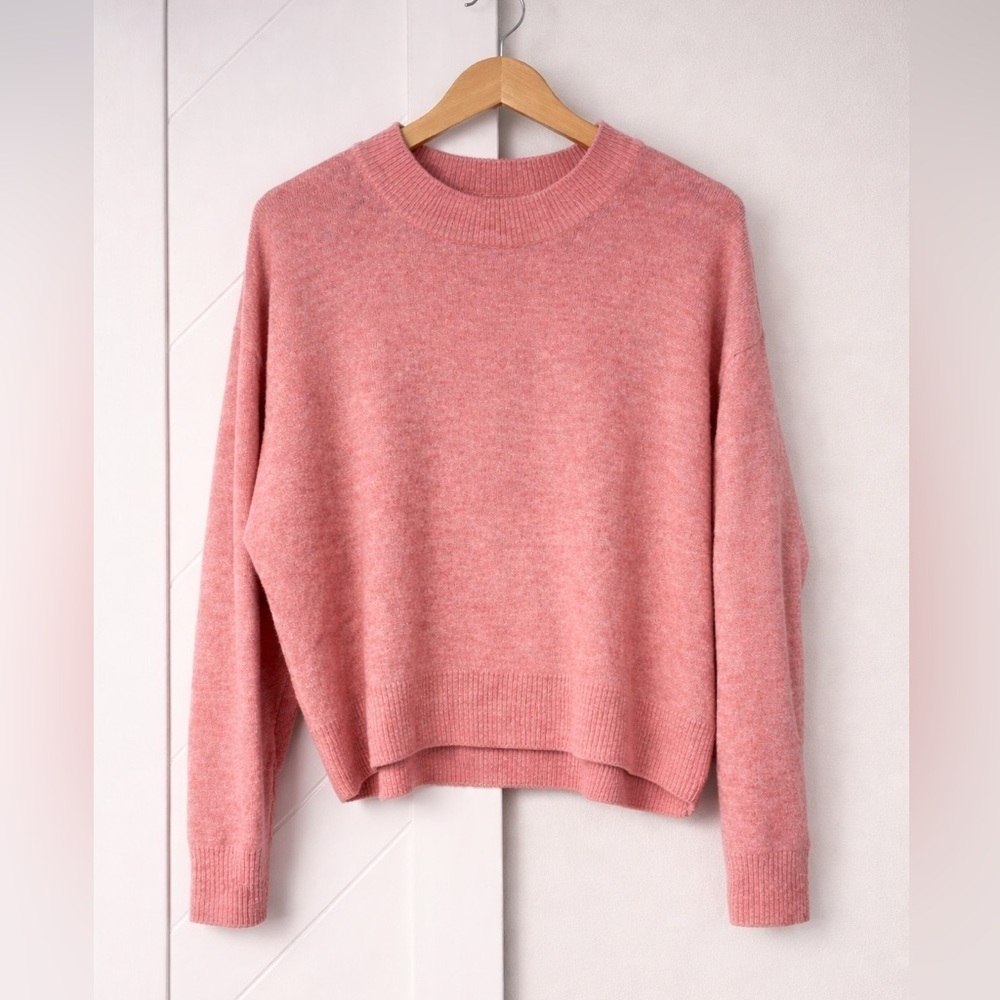 H&M Soft Pink Crew Neck Sweater Lightweight Knit Long Sleeve Size M